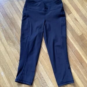 Lululemon Ladies Size 6 ( 26-21 ) Solid Black Capri Leggings,Poly Blend,Logo